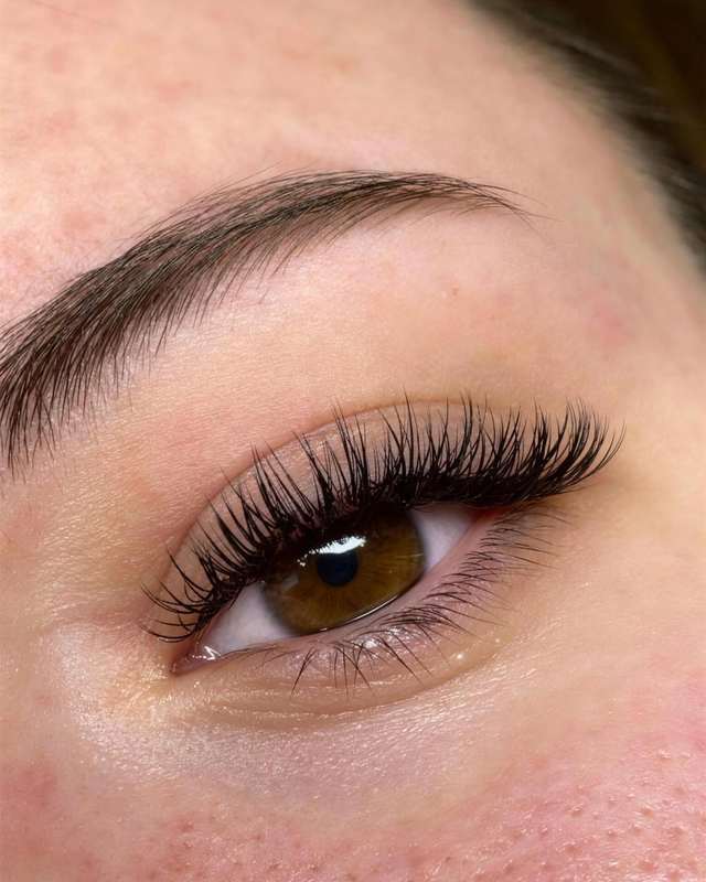 Klassische 1:1-Wimpernverlängerung mit natürlichem Look, Nahaufnahme eines Auges